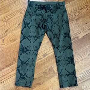 Lululemon Wunder Under Crop III Leggings Ziggy Snake Fatigue Gator Green
Size 6